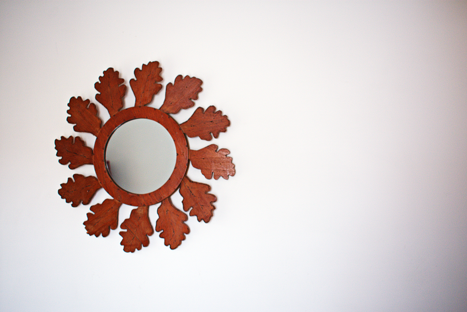 Rond vloerkleed brengt beweging in woonkamer. Rond vloerkleed brengt beweging in woonkamer.