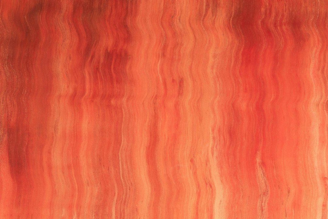 Veelkleurige terracotta gordijnen in lichte woonkamer. Veelkleurige terracotta gordijnen in lichte woonkamer.