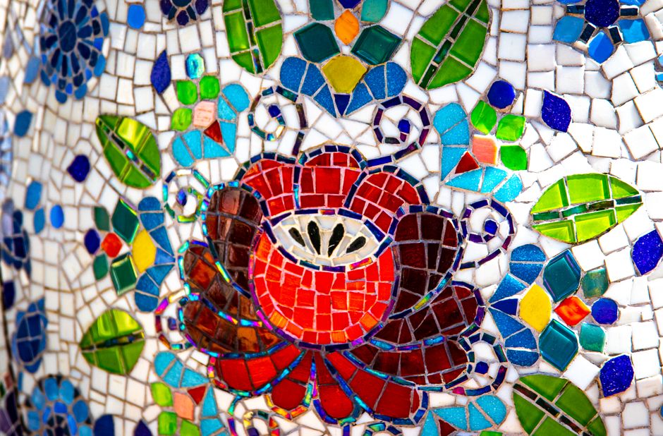 Mozaïek kunstwerk met moderne geometrische patronen.